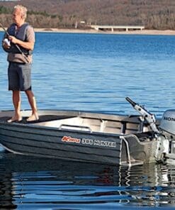 Kimple 395 Hunter är en bred och mycket stabil stabil och rymlig fiskebåt med kastdäck för den inbitne fiskaren. Den har en skrovform som effektivt trycker undan vattnet och gör båten extremt stabil och lättplanad.